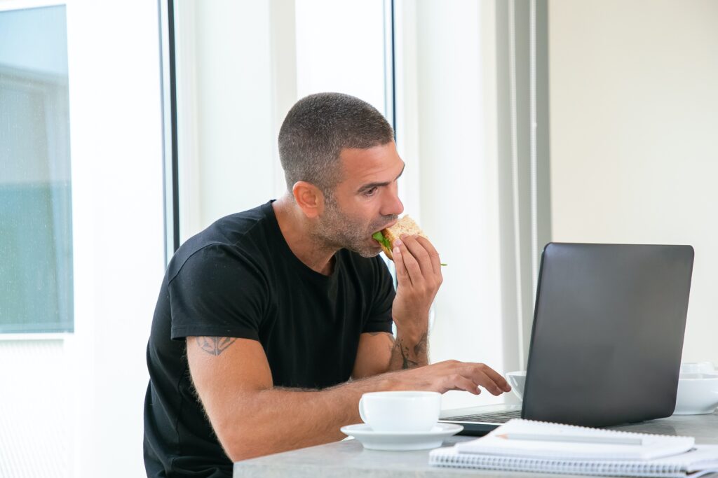 comiendo sobre el computador